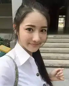 泰国征兵现场失控性感美女肩带滑落小哥瘫地哭花了妆