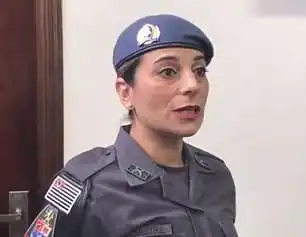 歹徒母亲节持枪抢劫,被警察妈妈3枪击倒