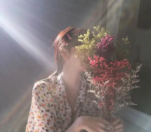 最近火了岁月静好女头孤独一人的树林花海,倒也还寂静诙谐