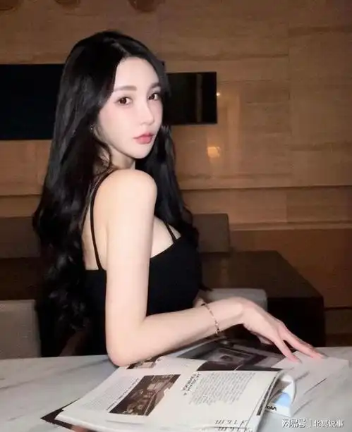 大胸美女多嚣张累了,放桌上歇会儿
