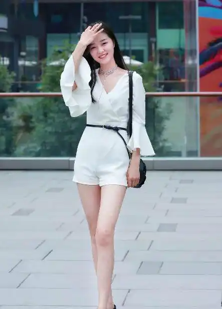 街拍图6的身材比例不错,要是能娶她做媳妇,爸妈肯定开心