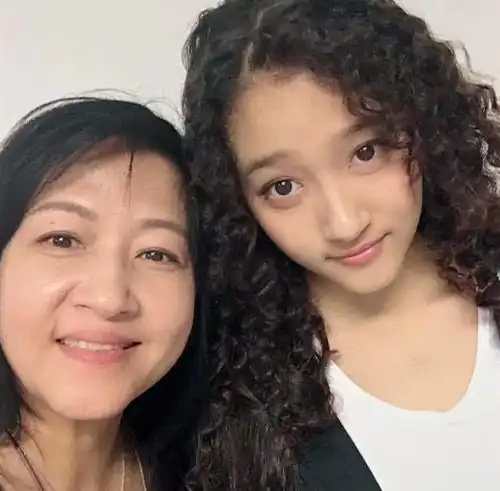 以为关晓彤天生颜值高,当看到她妈妈怀她时的颜值,真羡慕这基因