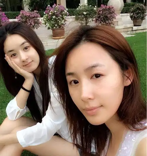 37岁赵丽颖与闺蜜聚会,打扮简单难掩明星光芒,美如20岁少女