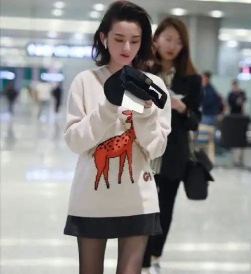女明星尝试港风穿搭,中长发搭格子外套气质超赞,可爱俏皮感十足