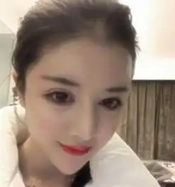 19岁小姑娘羡慕迪丽热巴的美貌,整容成一模一样