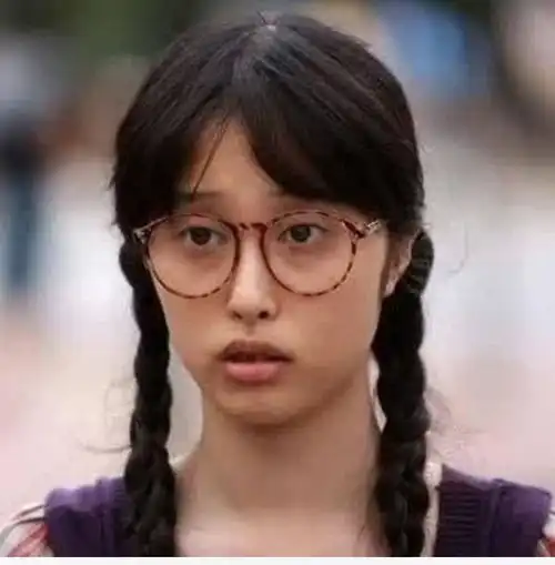 因丑女无敌成名,嫁富商遭家暴后离婚,今单身带女生活幸福