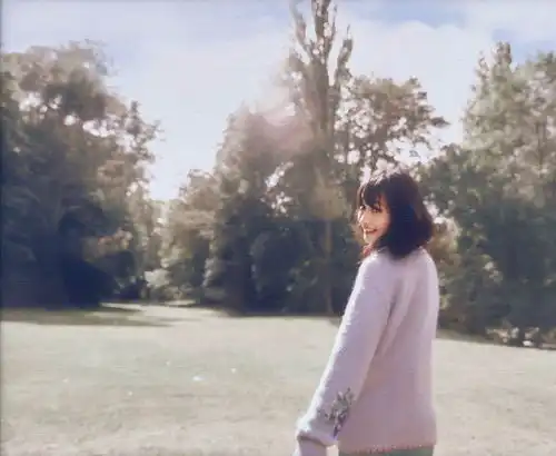 郑爽穿搭气质清新,紫色毛衣搭草地裤,精致的小仙女