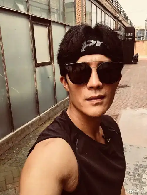 最土男明星变身雅痞大叔健身后的他连亲妈都认不出