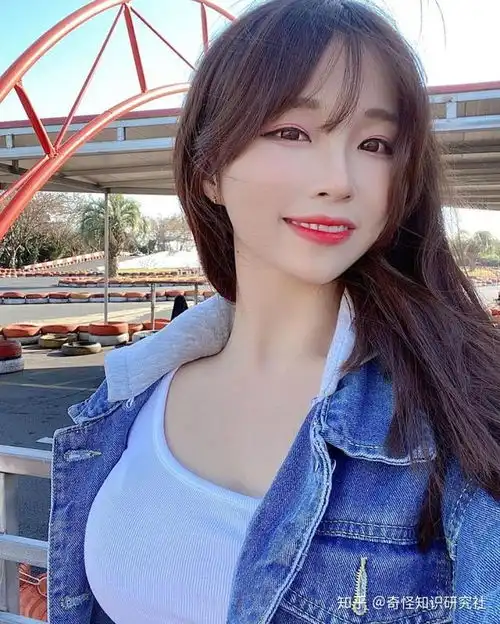 白到发光的魔鬼身材美少女