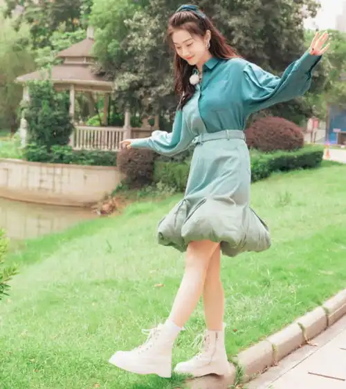 景甜人美气质更好,穿绿色衬衣配花朵裙,比穿礼服还要好看
