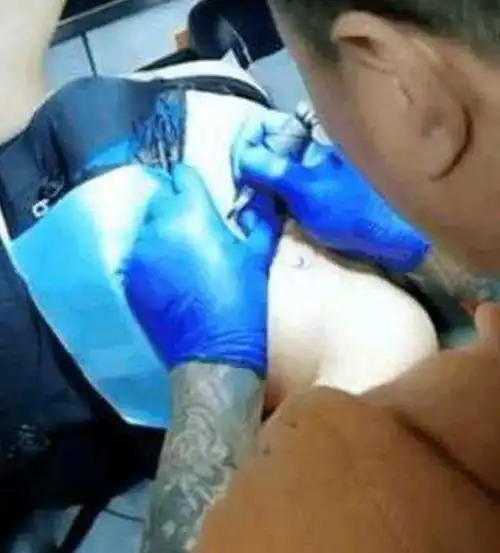 美女去纹身店纹身,美女要求纹在特殊位置,大家看呆