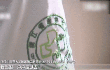 上海老奶奶强硬喂陌生姑娘吃面包,却被网友称赞太霸气了