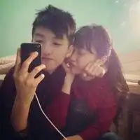qq温馨情侣头像其他人对我再好也比不上你嘴角的一丝浅笑2