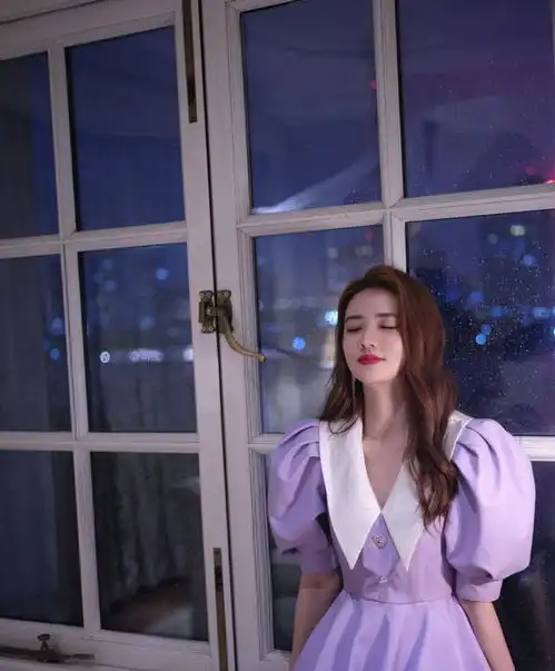 腿精徐璐才是少女风的代表,穿紫色泡泡袖连衣裙,可爱又俏皮