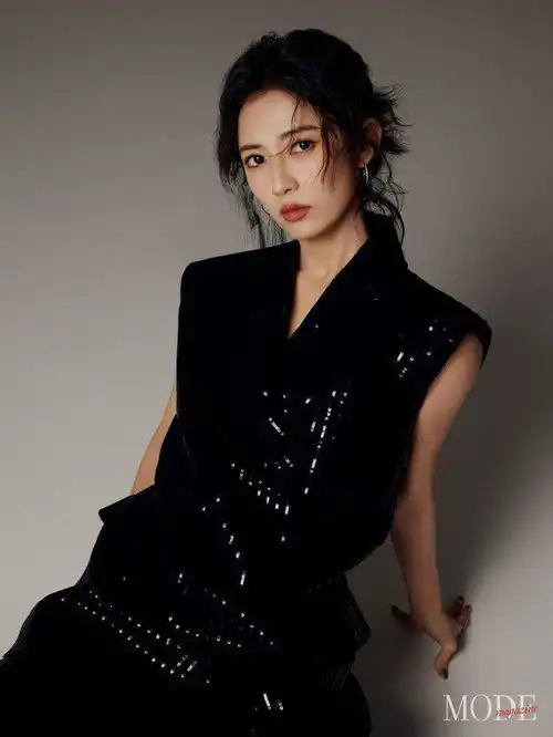 陈钰琪再登杂志封面,性感迷人甜如少女,成熟稳重有魅力
