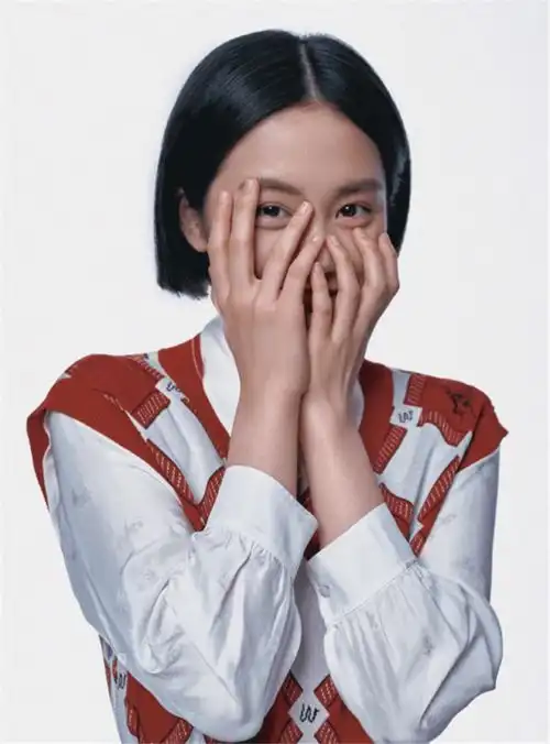 黄磊15岁女儿首拍个人大片,打扮成熟引争议,视角被批过于成人