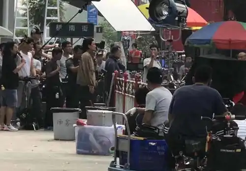 偶遇谢霆锋吴彦祖街头拍戏,乞丐装难掩男神气质