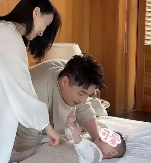 主持人沈涛携全家出行,妻子侧颜撞脸许晴,气质不输王牌女郎费费
