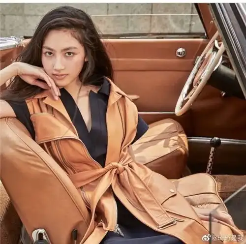 任达华15岁女儿公开正面照,五官精致星范儿足