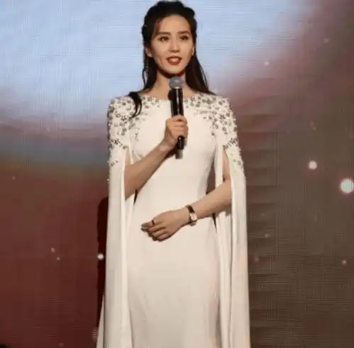 刘诗诗现身电影发布会黑直长发型配白衬衫美成初恋,气质太温柔