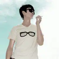 我想找一张背景是蓝色的,一个男生侧脸对着一个太阳的头像,不是动漫的