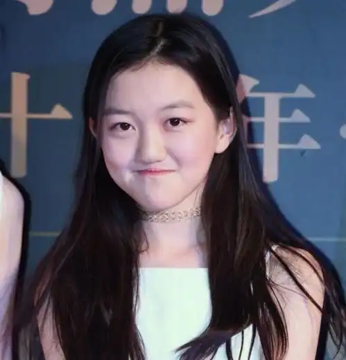 李亚鹏欠4000万没有负担,组饭局带女友见家人,李嫣仍和富二代玩