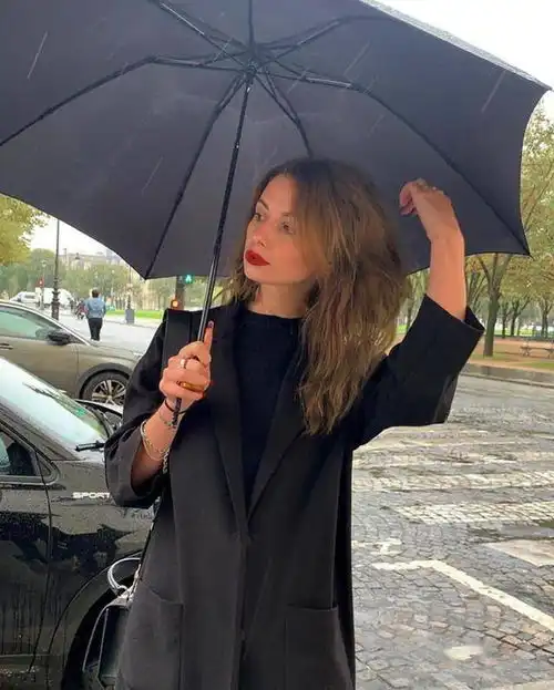 这个巴黎女孩太会穿,新法式的极简高级感,越简单反而越时髦