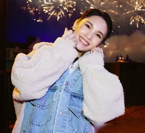 37岁的杨丞琳从偶像剧的青涩少女到如今的舞台红人,依旧闪耀