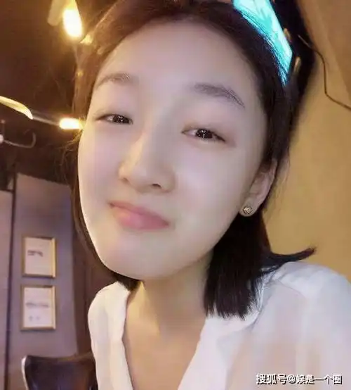 参观周冬雨生活中的家,在家也像个小戏精,自拍照片也太搞怪了