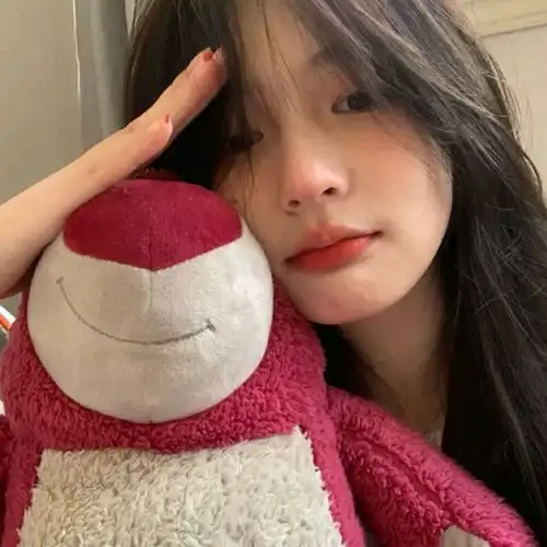 女生头像我的身边并不拥挤,除了游戏就是你