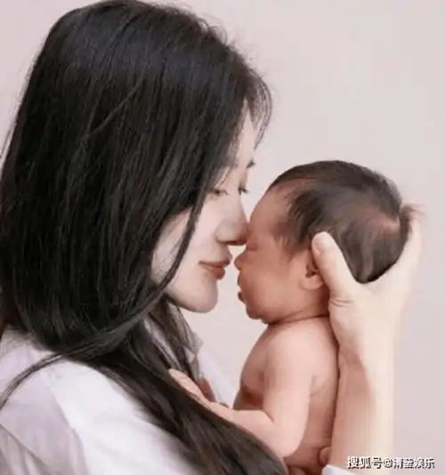 68岁张纪中老来得子,四个孩子三个妈,助理晒出母女喂奶照温馨甜蜜