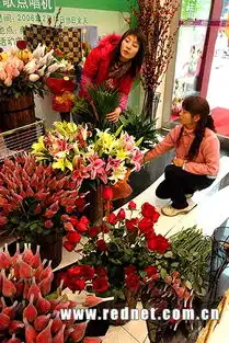 长沙情人节气息渐浓手捧鲜花女孩心满意足