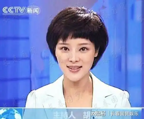 央视最美女主播产后复出,身材纤瘦温婉清雅,气质更胜从前