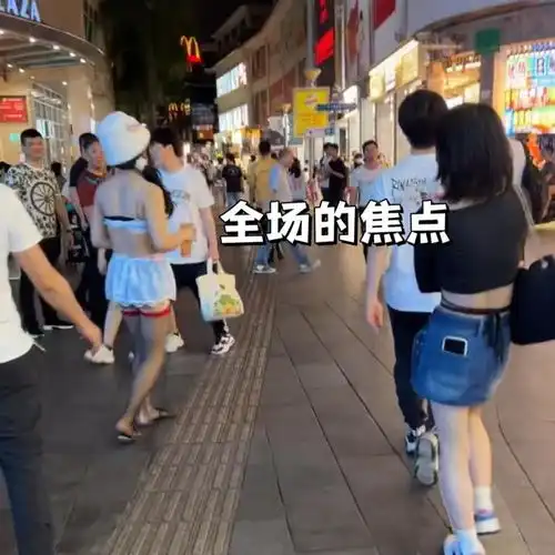 深圳女子黑白配,逛街时一路被男人们目送,骄傲得像一只公鸡