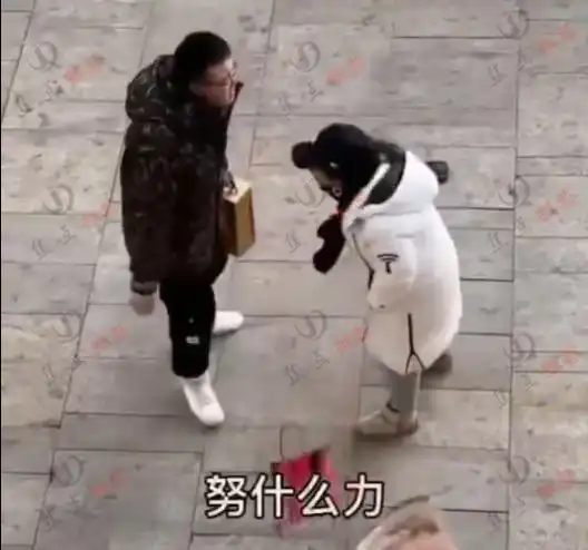 可怜情侣吵架,男子当街被女友羞辱一个月3000工资养不起我