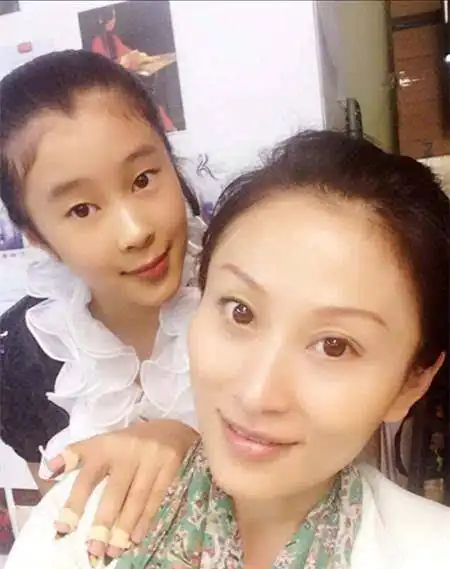 有大智慧的陶虹在前夫杨子公司工作,与前夫老婆黄圣依处成闺蜜