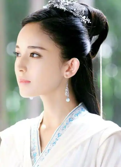 杨紫赵丽颖梁洁刘亦菲杨幂关晓彤热巴,女星穿古装谁仙气飘飘