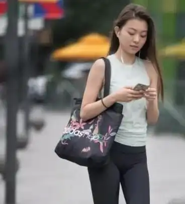 身材婀娜的打底裤美女,轻松展现时尚女神范,特别好看