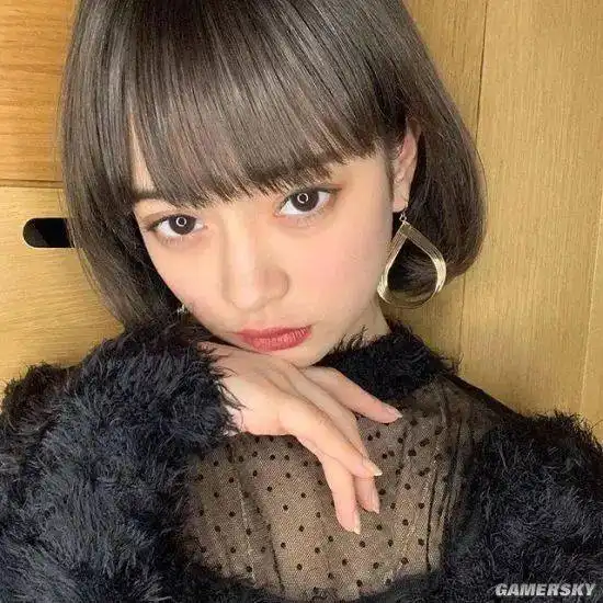 因绯闻走红的日本18岁少女原是四国混血的嫩模