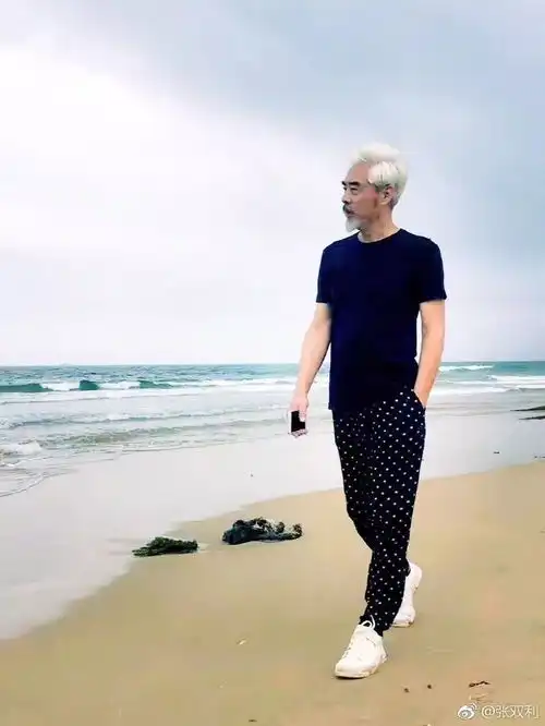 被65岁的大叔帅哭了当模特,打游戏,玩哈雷他演了一辈子配角,却是中国最会穿衣服的男人