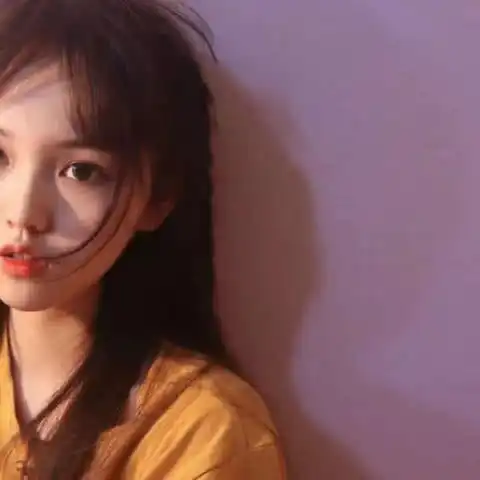 凉薄微丧背景图早,我又戴上了活泼开朗的面具
