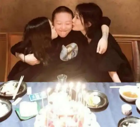 窦靖童晒与王菲同框照两人罕见同框笑容明朗十分温馨