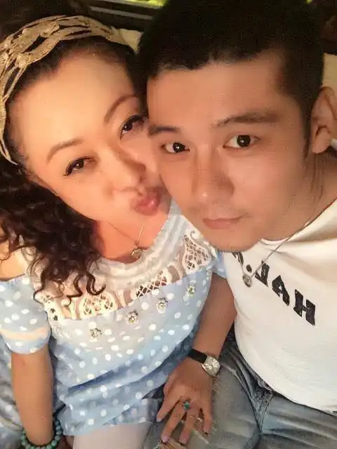 58岁女演员张海燕疑包养21岁男模,高调秀恩爱,以妈咪儿子互