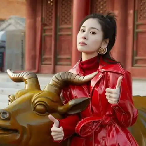 张碧晨当妈后首晒自拍照,和华晨宇重新磨合,却被超大戒指抢镜