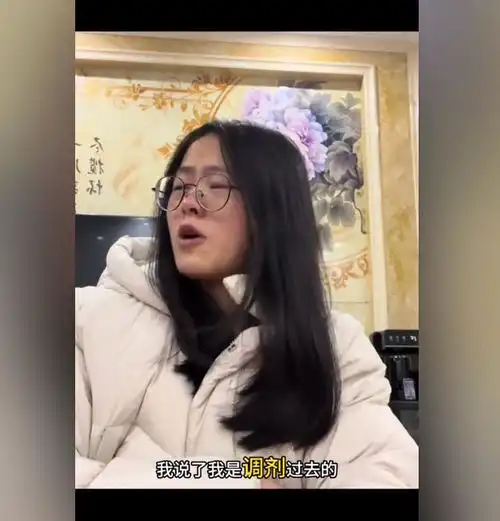 中式父母女研究生回家过年,父亲嫌她不挣钱,凌晨被薅起来挨骂