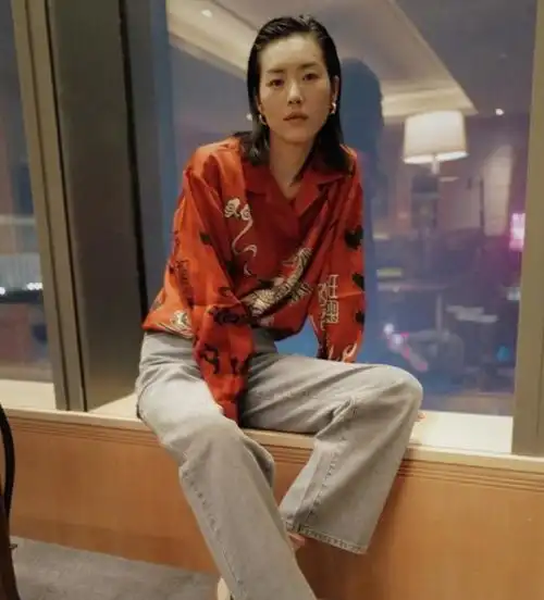 吴宣仪撞衫刘雯,少女感和高级感的巅峰对决,你更pick谁