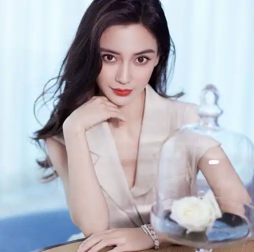 可算等到baby穿白丝袜优越美腿全秀出,像极了18岁少女