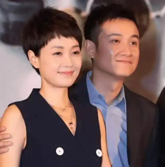 马伊琍6岁小女儿罕曝光古灵精怪紧牵姐姐手,身高已过妈妈腰
