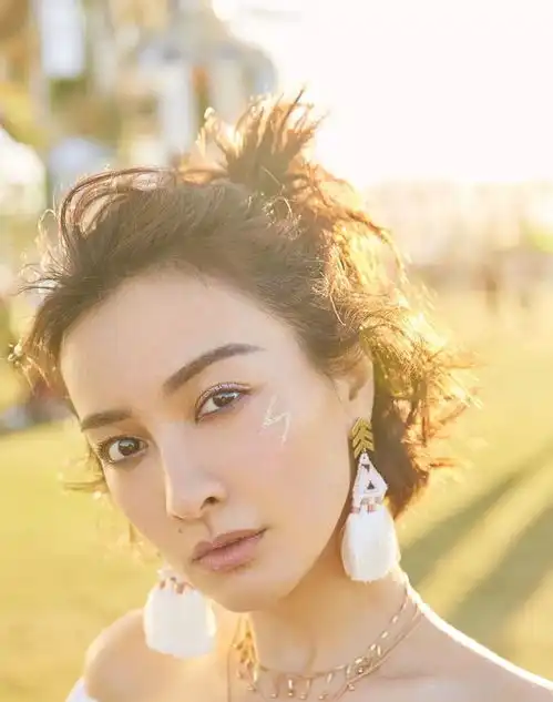 叠戴的方式把项链玩出新意,她们都在戴