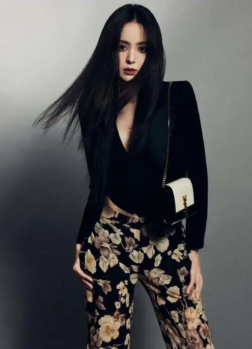 美女娜扎穿珍珠裙典雅清丽身材凹凸有致太惊艳